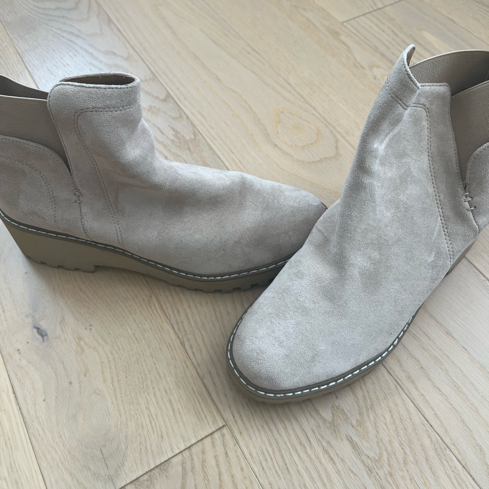 Dolce Vita size 10 Beige Suede Ankle Boots